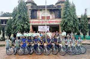 जिओ रोटी घर व सान्वी सोशल वेल्फेअर ऑर्गनाइज़ेशन्स तर्फे के.व्ही.हायस्कूलमधील गरजू विद्यार्थिनींना मोफत सायकलचे वाटप