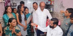 Mazi Ladki Bahin : मुख्यमंत्री पोहोचले लाडक्या बहिणींच्या घरी; कुटुंब भेट अभियानाचा शुभारंभ!