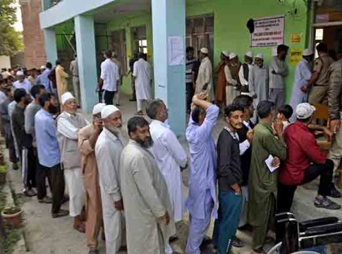 जम्मू-काश्मीर : दुसऱ्या टप्प्यात सरासरी ५५ टक्के मतदान