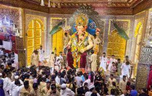 Lalbaugcha Raja Darshan : लालबागच्या राजा चरणी भेदभाव! सामान्यांना धक्काबुक्की, व्हीआयपींना पायघड्या