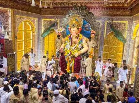 लालबागच्या राजाचरणी गणेशोत्सवात भक्तांकडून कोट्यावधींचे दान