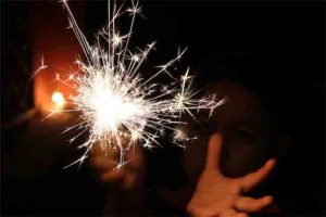 Diwali 2024: फटाक्यांमुळे हात भाजला तर लगेच करा हे काम...