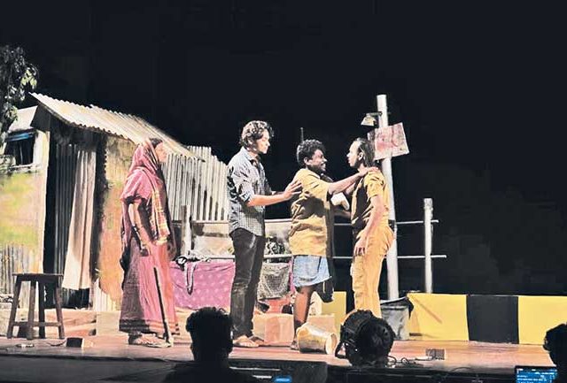 विद्रोही 'गटार'चा  भावोत्कट थरार