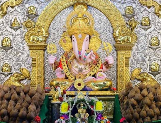 Vinayak Chaturthi : विनायक चतुर्थीनिमित्त श्रीमंत दगडूशेठ गणपतीला ११०० नारळांचा महानैवेद्य!