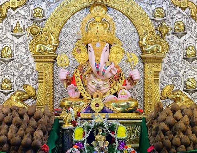 Vinayak Chaturthi : विनायक चतुर्थीनिमित्त श्रीमंत दगडूशेठ गणपतीला ११०० नारळांचा महानैवेद्य!