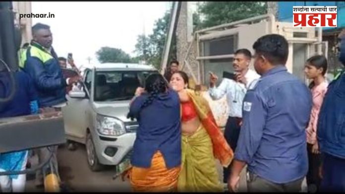 Women Thrashing Each Other : CRPF जवानाची बायको अन् टोल कर्मचाऱ्यामध्ये वाद; एकमेकांच्या झिंज्या पकडून हाणामारी