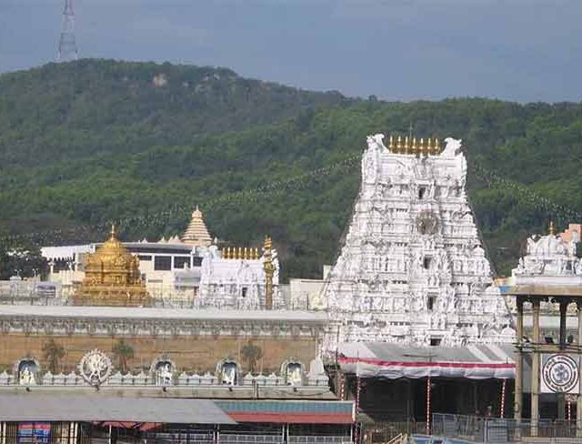 तिरुपती मंदिरात भाविकाने दान केलं तब्बल १२१ किलो सोनं