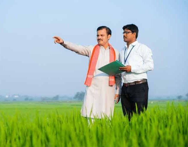 विमा कंपनीच्या प्रतिनिधींनी पैशांची मागणी केल्यास तक्रार देण्याचे शेतक-यांना आवाहन