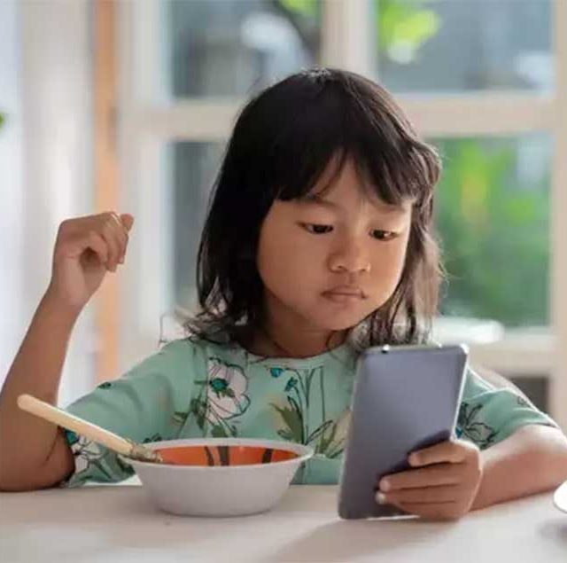 Parenting Tips: मुलांना वयाच्या १३व्या वर्षाच्या आधी शिकवा या ८ गोष्टी