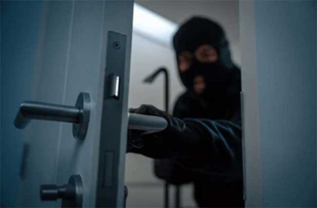 Jalgaon Crime : एकाकडे बंदूक, एकाकडे सूरी...पोलिसाच्याच घरावर दरोडा; पोलिसाने स्वतःला बाथरूममध्ये कोंडून घेतलं अन्....