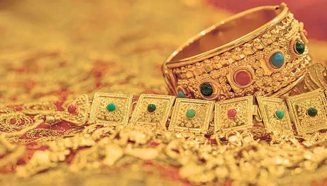 Gold Rate: आठवड्याच्या पहिल्या दिवशी सोन्याच्या दरात घसरण
