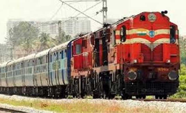 Western Railway: पश्चिम रेल्वेच्या लांब पल्ल्याच्या ८३ रेल्वेगाड्यांच्या थांब्यात मोठे बदल