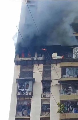 Mumbai Fire : डोंगरीतील रहिवाशी इमारतीला भीषण आग; परिसरात धुराचे मोठे लोट!