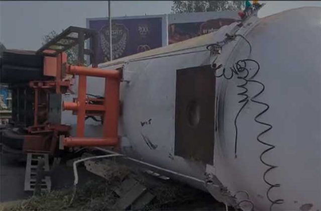 Mumabi-Pune Express Way: मुंबई-पुणे एक्सप्रेसवेवर वारजे पुलाजवळ गॅस टँकर पलटी; साताऱ्याच्या दिशेने जाणारी वाहतूक ठप्प