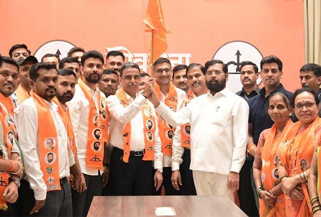 डोंबिवलीतील उबाठा गटाचे उपनेते सदानंद थरवळ यांचा शिवसेनेत पक्षप्रवेश