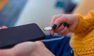 Smartphone: उन्हाळ्यात स्मार्टफोन होतोय खूप गरम? वापरा या टिप्स