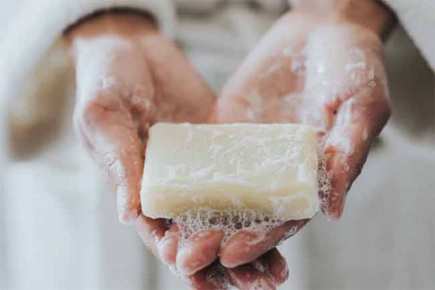 Soap Price Hike : आता अंघोळ करणेही महागणार! कंपन्यांनी वाढवले 'या' साबणांचे दर