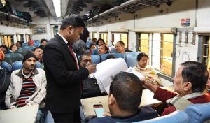 पुणे-गोरखपूर एक्सप्रेसमध्ये पैसे वसूल करत होता तोतया 'टीसी'