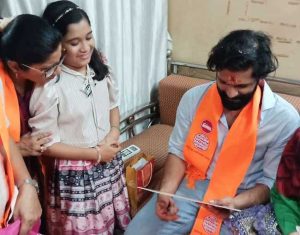 चिमुकलीने केला अमित ठाकरेंजवळ आगळावेगळा हट्ट