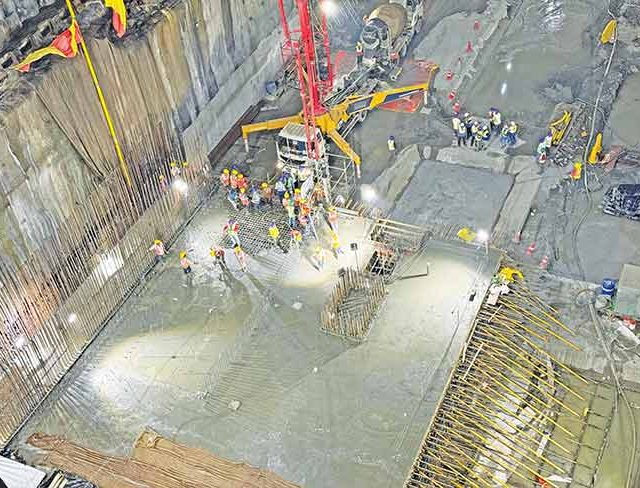 Mumbai Bullet Train : मुंबई बुलेट ट्रेन कामात वेग! स्टेशनचा पहिला भूमिगत बेस स्लॅब पूर्ण