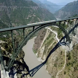 Chenab railway bridge : जगातील सर्वात उंच चिनाब रेल्वे पुलाचे काम पूर्ण