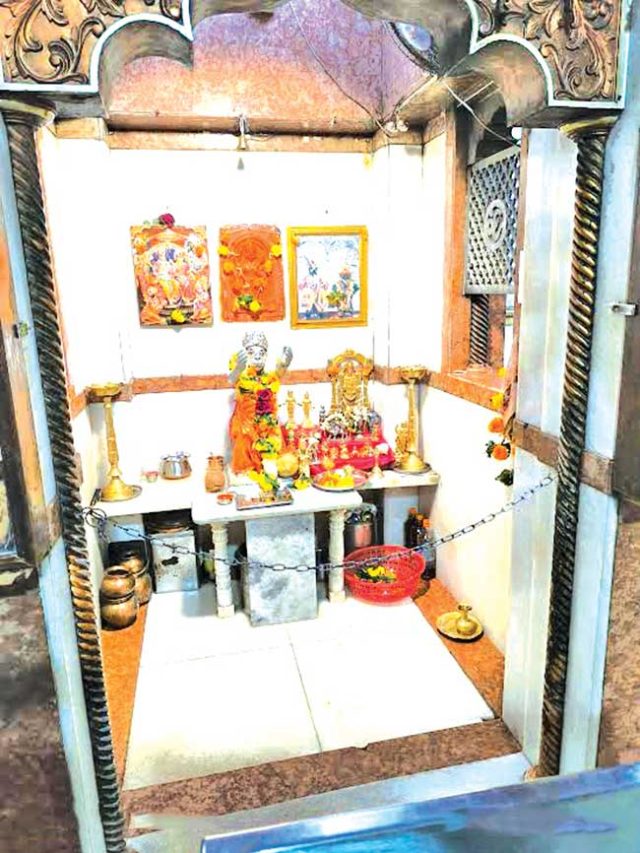 Dadar Hanuman Temple : दादर स्थानकातील हनुमान मंदिराला रेल्वेकडून नोटीस