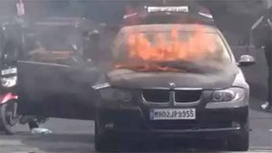 Jogeshwari Car Fire : मुंबईतील जोगेश्वरी ब्रिजवर कार जळून खाक!
