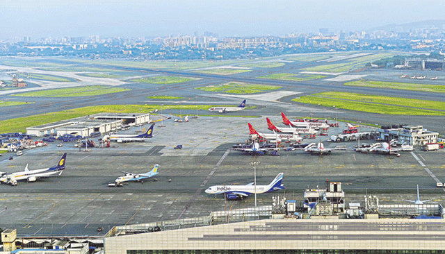 Mumbai Airport : मुंबई विमानतळावर १६ तास प्रवाशांचे हाल