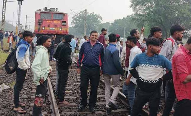 अभिवादन करण्यासाठी मुंबईला जाणा-या तरुणांवर चाकू हल्ला, नागरिकांनी केले रेलरोको