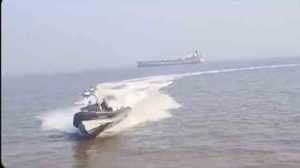 Mumbai Gateway Accident: स्पीडमध्ये असलेल्या नौदलाच्या बोटीने प्रवासी बोटीला मारली धडक, पाहा Video