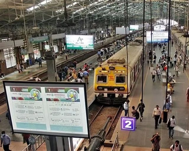 Mumbai Local : मुंबईकरांच्या लाईफलाईनने 'असे' केलं नववर्षाचं स्वागत!