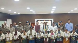 Gadchiroli Naxalite : राज्यात ११ जहाल नक्षलवाद्यांचे मुख्यमंत्र्यांसमोर आत्मसमर्पण!