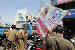 Thane Hoardings Mission : ठाण्यात अनधिकृत फलक हटविण्याची मोहीम