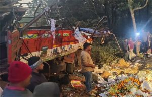 Karnataka Accident : फळं-भाजीपाला घेऊन जाणारा ट्रक दरीत कोसळून चक्काचूर!