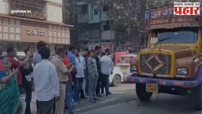 Kalyan Accident : धक्क्कादायक! आईसोबत शाळेतून घरी जाताना रस्ता ओलांडला अन् भरधाव ट्रकने जागीच...