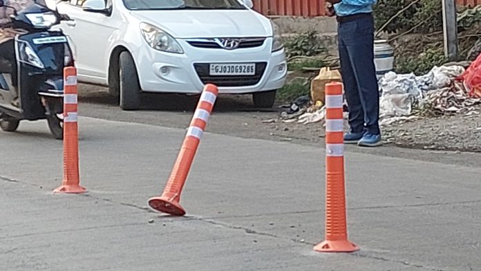 सकाळी लावलेले दुभाजक; संध्याकाळी तुटले
