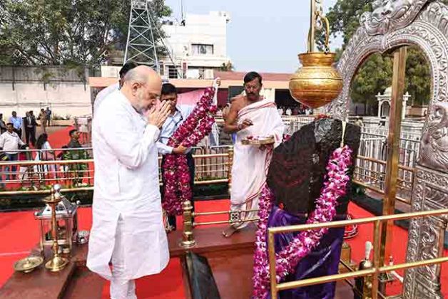 अमित शाहांनी घेतले श्री साईबाबा समाधीसह श्री शनैश्वराचे दर्शन