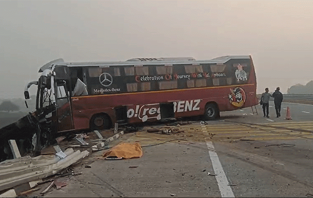 Samrudhhi Highway : पुण्याहून नागपूरकडे जाणाऱ्या बसचा भीषण अपघात; बसचालक जागीच ठार