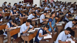 Pune News : पेपर सुरू असतानाच दुस-या मजल्यावरून विद्यार्थ्याने मारली उडी!