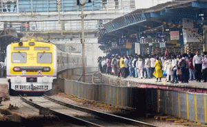 Western Railway Update : रुळाला तडा गेल्याने पश्चिम रेल्वेचे वेळापत्रक कोलमडले!
