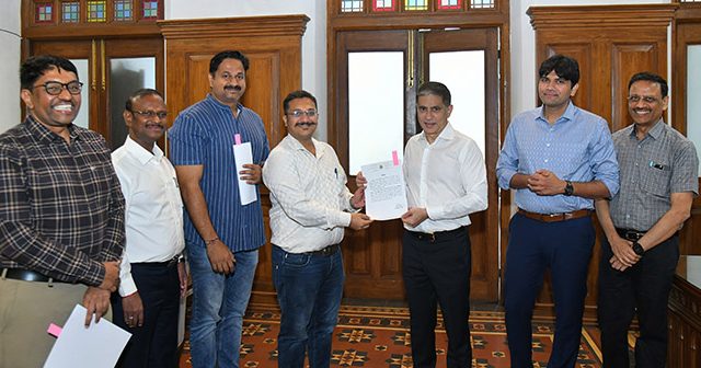 कर्नाक रेल्वे उड्डाणपूल : अडचणींवर मात केले काम, आयुक्तांनी केला अभियंत्‍यांचा सत्कार
