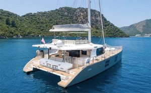 Catamaran Boat : मुंबईकरांचा समुद्र प्रवास होणार जलद! धावणार वातानुकूलित कॅटामरान बोट