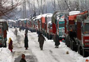 Snowfall, landslides : बर्फवृष्टीमुळे जम्मू-श्रीनगर महामार्ग बंद, ३०० वाहने अडकली; १३ राज्यांमध्ये पावसाचा इशारा