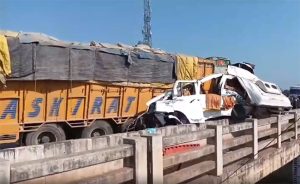 Mahakumbh Accident : काळाचा घाला! कुंभमेळ्याहून परतताना बसची ट्रकला जोरदार धडक