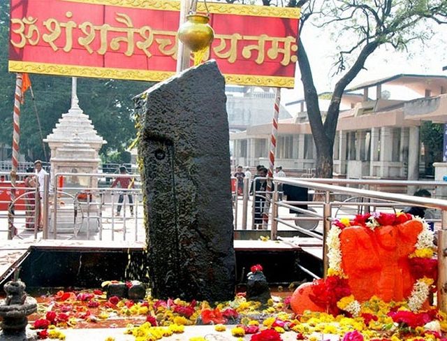 Shani Shingnapur : शनिदेवाला केवळ ब्रँडेड तेलाचाच अभिषेक! शनि शिंगणापूर देवस्थानचा निर्णय