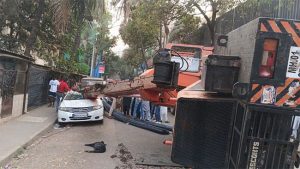 Chembur News : मोटारगाडीवर क्रेन कोसळली !