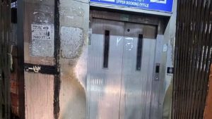 Dombivli Railway Station : डोंबिवली, पूर्व रेल्वे स्थानकातील लिफ्टचं बटणं बिघडल्याने प्रवाशांचे हाल