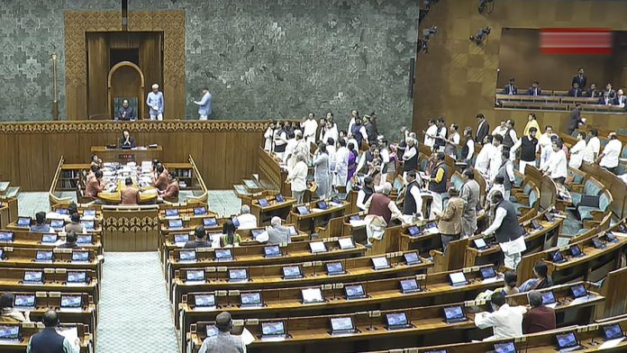 ‘वक्फ’वरील जेपीसीच्या अहवालावरून संसदेत विरोधकांचा गदारोळ