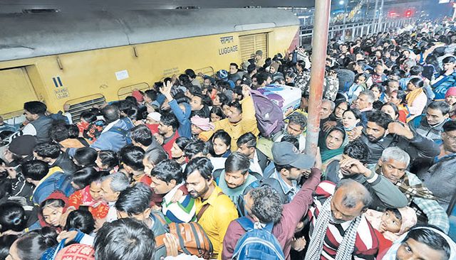 दिल्लीतील चेंगराचेंगरीचे बळी...