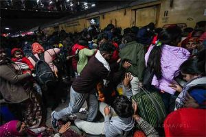 नवी दिल्ली रेल्वे स्थानकात चेंगराचेंगरी, १८ जणांचा मृत्यू